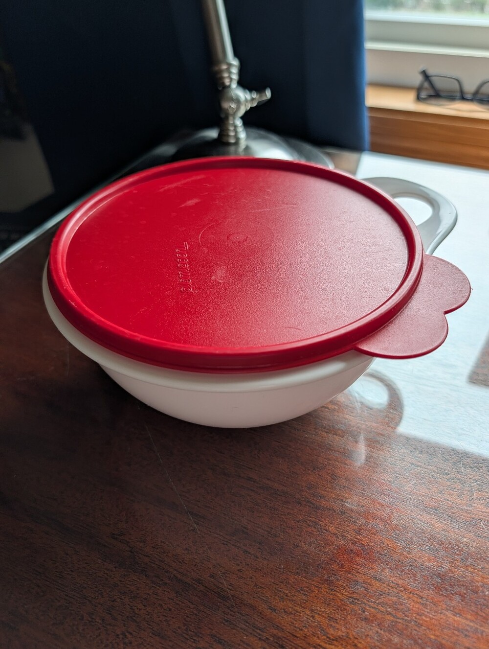 Tupperware That's Mini White Bowl with Red Lid - Food Storage 6 Cups